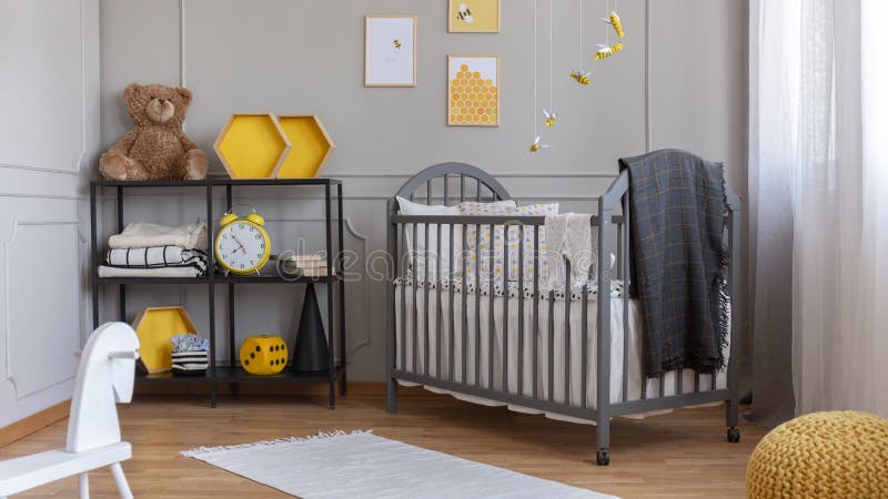 Installation avec les abeilles jaunes et noires au-dessus de la huche en bois grise avec la couverture et l'oreiller photos stock Installation avec les abeilles jaunes et noires au-dessus de la huche en bois grise avec la couverture et l'oreiller photos stock