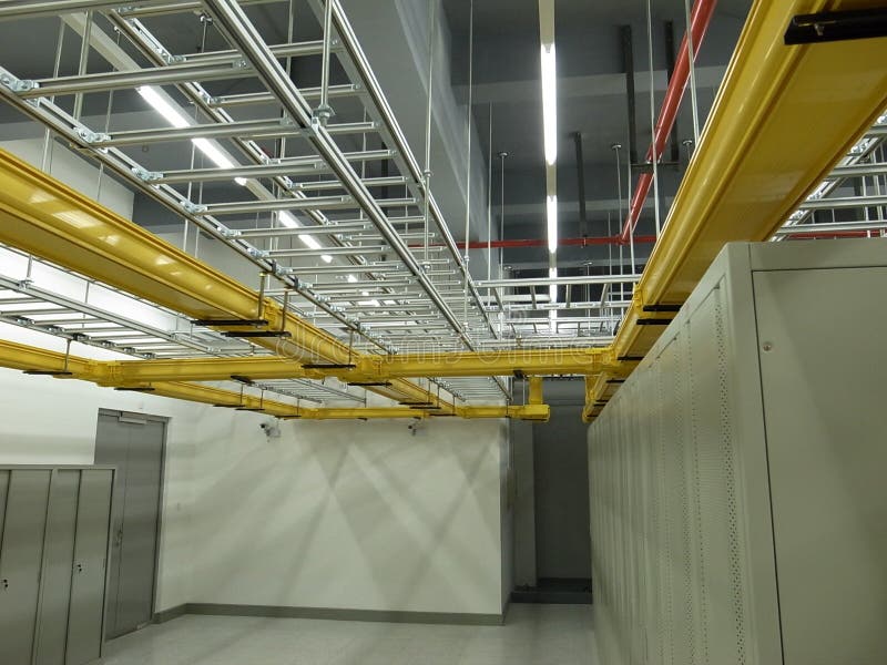 Installation De Chemins De Câbles De Centre De Traitement Des Données Photo stock Image du