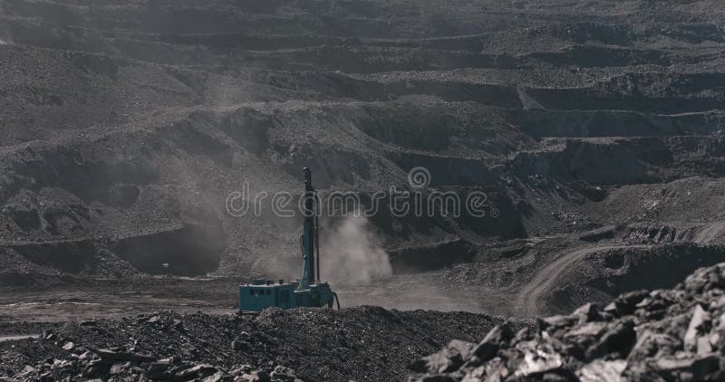 Installation de Driling Machines-outils de burin pour le forage des fentes profondes pour la mise en oeuvre des travaux explosifs banque de vidéos