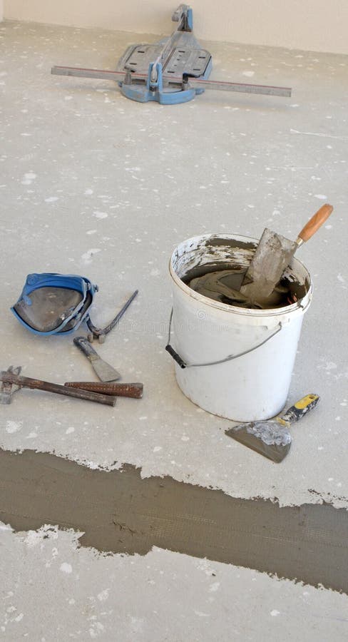Installation des carrelages photo stock Installation des carrelages photo stock