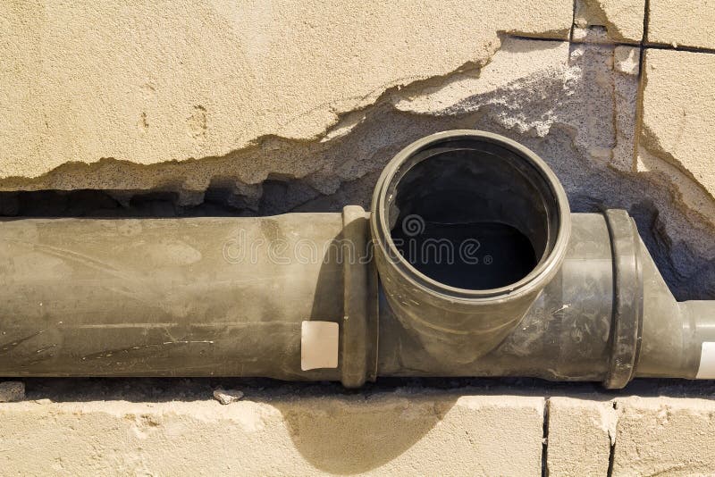 Installation des conduits d'égout dans une salle de bains d'un intérieur d'appartement pendant les travaux de rénovation Drain en images stock Installation des conduits d'égout dans une salle de bains d'un intérieur d'appartement pendant les travaux de rénovation Drain en images stock
