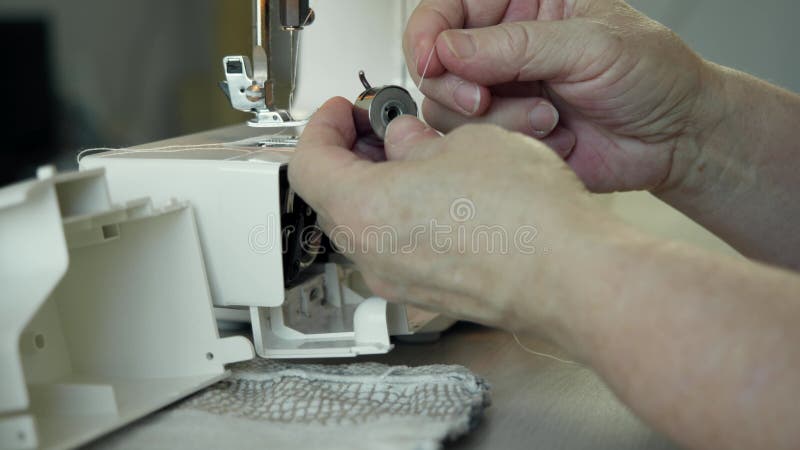 Installation du boîtier de bobines dans la machine à coudre clips vidéos