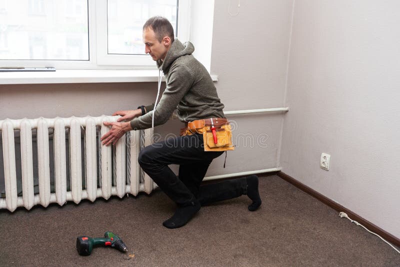 Installation et réparation du chauffage à la maison. services de pompe à chaleur photo libre de droits