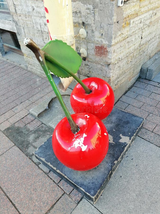 Installation sous forme de baies de cerise sur la rue photo stock Installation sous forme de baies de cerise sur la rue photo stock
