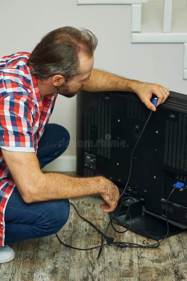 Treinstation Beugel Schuine streep Installationsprocess. Handdator Som Ser Ut Att Ha TV-kabel Med Fokus Medan Du Installerar Eller Fixerar TV-apparat I Lägenheten Arkivfoto - Bild av kontrollera, vuxen: 213581542 Treinstation Beugel Schuine streep Installationsprocess. Handdator Som Ser Ut Att Ha TV-kabel Med Fokus Medan Du Installerar Eller Fixerar TV-apparat I Lägenheten Arkivfoto - Bild av kontrollera, vuxen: 213581542