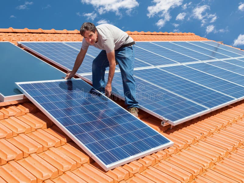 Installazione dei pannelli solari fotovoltaici dell'energia alternativa