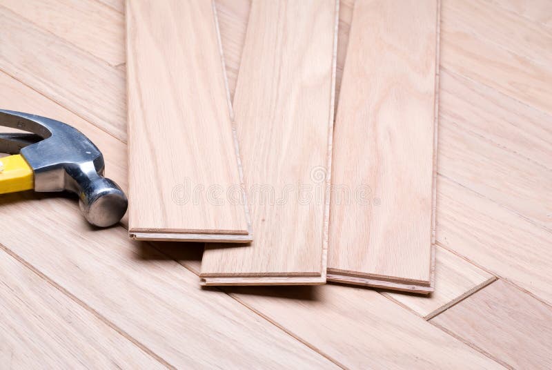 Installazione del pavimento di legno duro nuovo