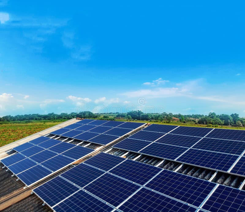 Installazione fotovoltaica del pannello solare su un tetto immagini stock Installazione fotovoltaica del pannello solare su un tetto immagini stock