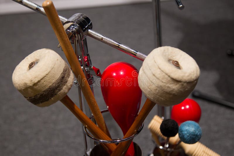Installez avec différents instruments de percussion de rythme sur une étape image stock Installez avec différents instruments de percussion de rythme sur une étape image stock