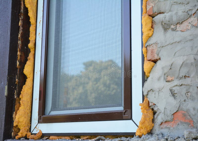 Fensterisolierung Mit Schaum Auf Backsteinmauerbau Isolieren Sie Um Die  Öffnung Mit Sprayschaumisolierung Stockfoto - Bild von reparatur,  leistungsfähigkeit: 82871970