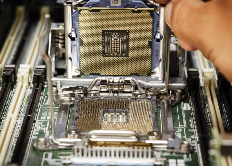 Installation des Prozessors auf dem Server-Motherboard im Detail stockfotos