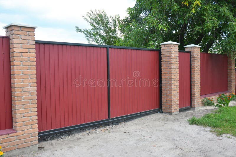 Installierung des Ziegelstein-und Metallzauns Gate mit Tür Rotes Metall Fenci stockfotografie Installierung des Ziegelstein-und Metallzauns Gate mit Tür Rotes Metall Fenci stockfotografie