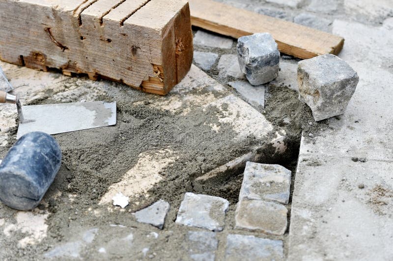 Detail with instalation works of cobblestone pavement. Bricklayer tiler stock images, royalty-free photos and pictures