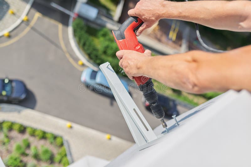 Installing the Outdoor Unit of the Air Conditioner, Using a Level when