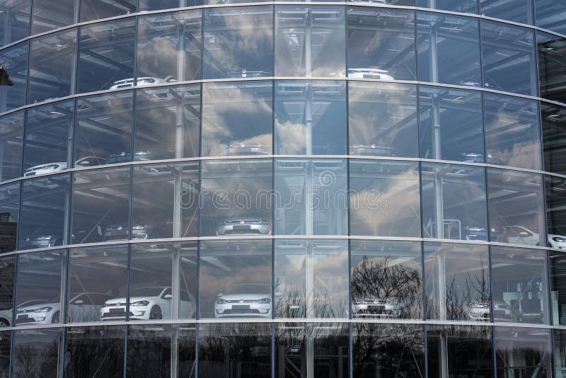 Insteek hybride Volkswagen-bevindt de e-golf elektrische auto's zich achter glas in Glaserne Manufaktur - Transparante Fabriek, D stock fotografie Insteek hybride Volkswagen-bevindt de e-golf elektrische auto's zich achter glas in Glaserne Manufaktur - Transparante Fabriek, D stock fotografie