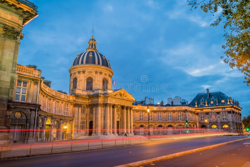 Institut de France in Parijs bij schemer royalty-vrije stock foto's Institut de France in Parijs bij schemer royalty-vrije stock foto's