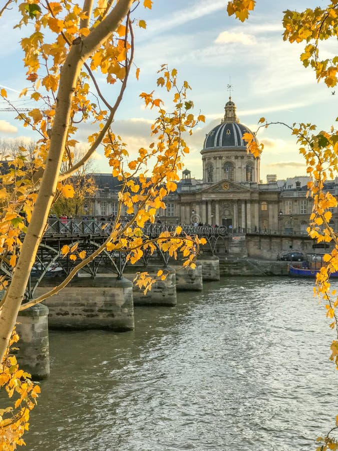 Institut de France van over de Zegenrivier, Parijs, Frankrijk royalty-vrije stock fotografie Institut de France van over de Zegenrivier, Parijs, Frankrijk royalty-vrije stock fotografie
