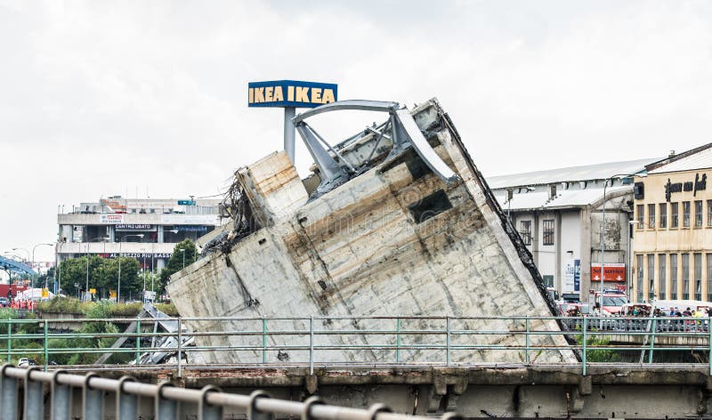 Instorting van Morandi-brug in Genua, Italië royalty-vrije stock afbeelding Instorting van Morandi-brug in Genua, Italië royalty-vrije stock afbeelding