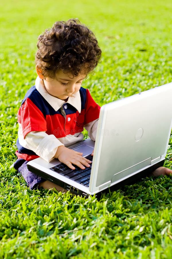 Garota Feliz Sentada Na Grama Verde Com Laptop. Iniciar. Jogo De Computador  Infantil. De Volta à Escola. Educação Online Imagem de Stock - Imagem de  laptop, surpreendido: 196903861