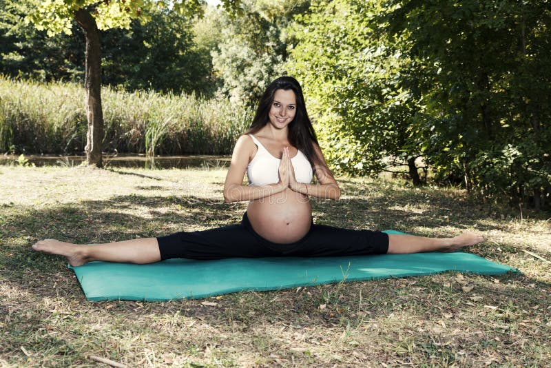Instructeur Outdoor Woman de yoga de grossesse photos stock Instructeur Outdoor Woman de yoga de grossesse photos stock