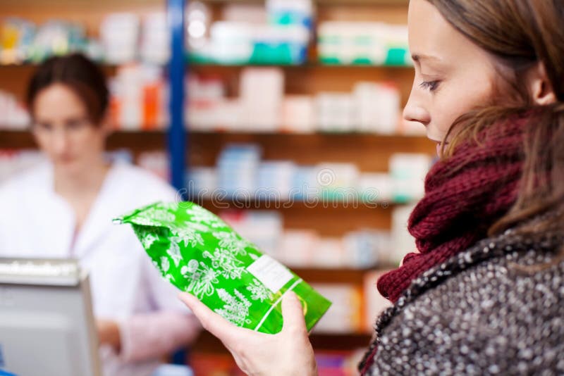 Instruction d'And Costumer Reading de pharmacien photos stock Instruction d'And Costumer Reading de pharmacien photos stock