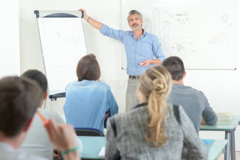Instructor de conducción atractivo en clase foto de archivo libre de regalías