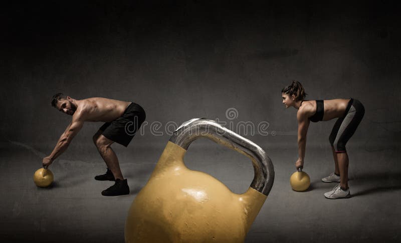 Instructor y estudiante personales con el kettleball imágenes de archivo libres de regalías Instructor y estudiante personales con el kettleball imágenes de archivo libres de regalías