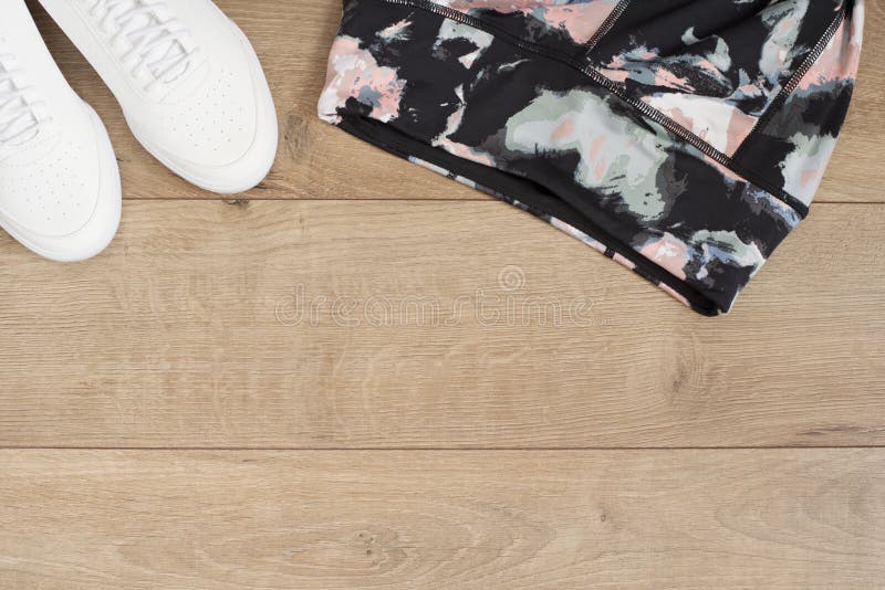 Instruktörer och damasker för mode moderiktiga Hipsteruppsättning Kvinnliga gymnastikskor, sportskor i lägenhet lägger stil, bäst fotografering för bildbyråer Instruktörer och damasker för mode moderiktiga Hipsteruppsättning Kvinnliga gymnastikskor, sportskor i lägenhet lägger stil, bäst fotografering för bildbyråer