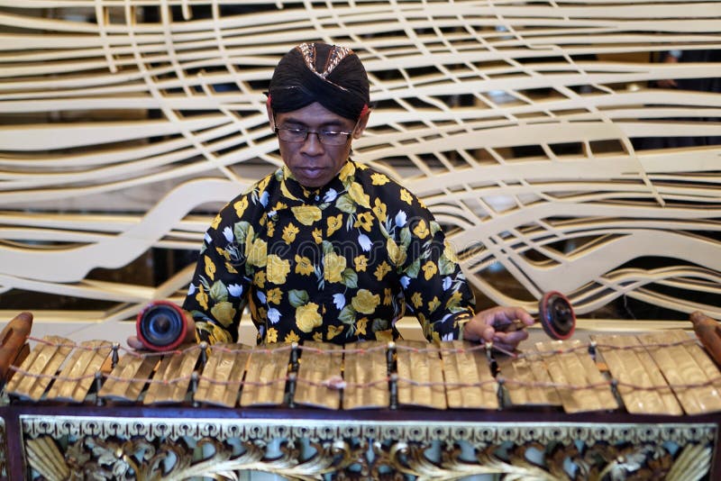 Instrument de musique traditionnel de Slenthem des joueurs de l'Indonésie images stock Instrument de musique traditionnel de Slenthem des joueurs de l'Indonésie images stock
