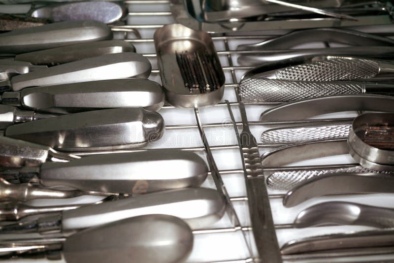 Instrument för muntlig kirurgi i steriliseringsapparaten arkivfoton Instrument för muntlig kirurgi i steriliseringsapparaten arkivfoton