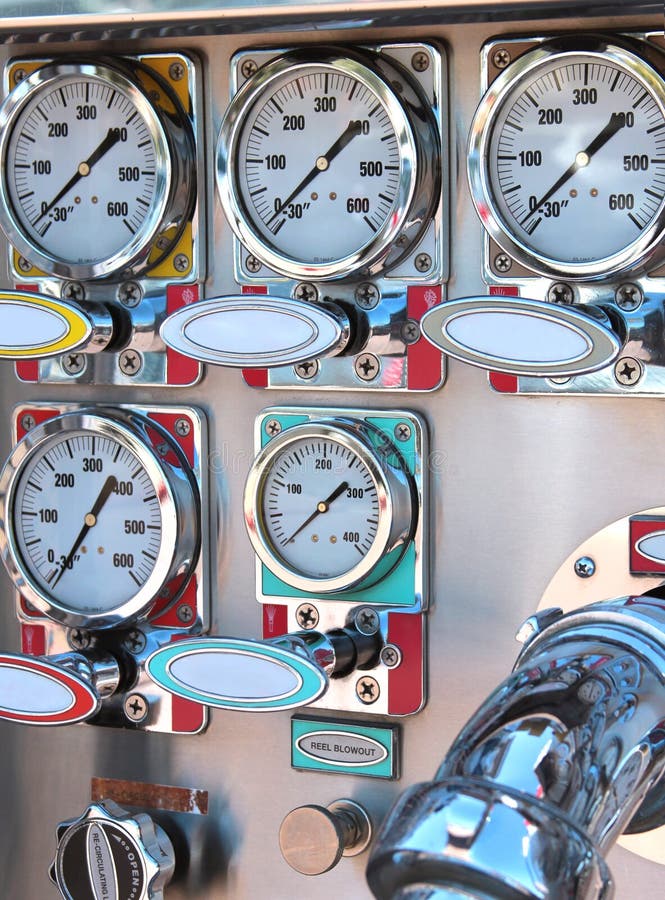 Instrumententafel auf Löschfahrzeug lizenzfreies stockbild Instrumententafel auf Löschfahrzeug lizenzfreies stockbild