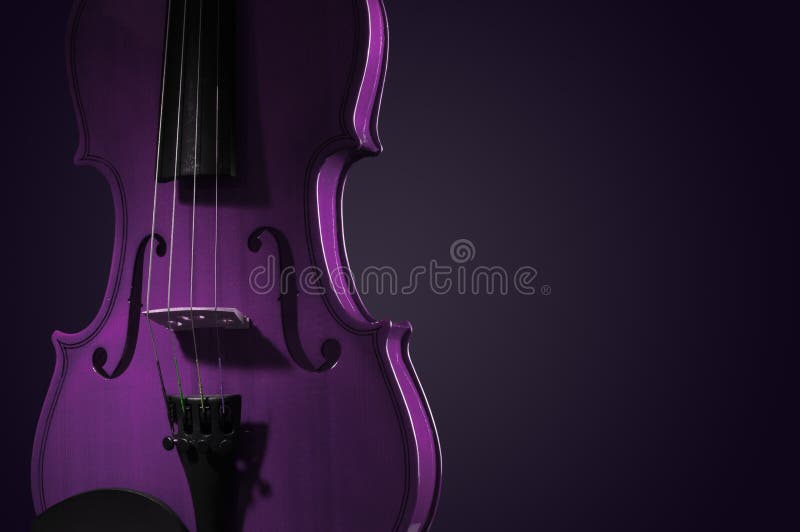 Instrumentos musicais do violino do close up da orquestra no preto imagens de stock Instrumentos musicais do violino do close up da orquestra no preto imagens de stock