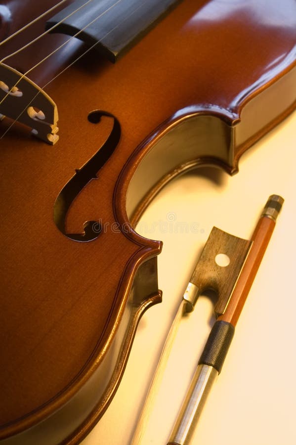 Instruments musicaux : violon et proue vers le haut (7) proche photos libres de droits Instruments musicaux : violon et proue vers le haut (7) proche photos libres de droits