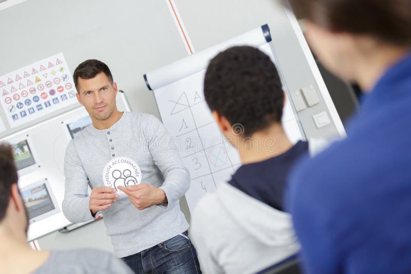 Instrutor de condução sénior e atraente em sala de aula fotos de stock