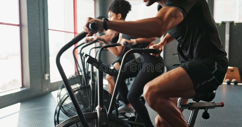 Instrutor de saúde e máquina de ciclismo para exercício de repouso na classe de formação para bem-estar do corpo e satisfeito com