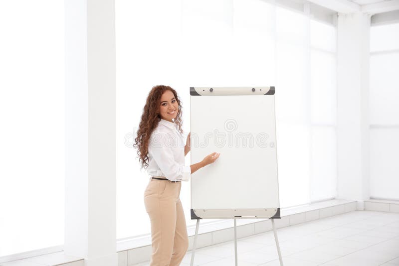 Instrutor do negócio que dá a apresentação imagens de stock Instrutor do negócio que dá a apresentação imagens de stock