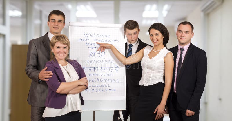 Instrutores da empresa que fazem a apresentação imagem de stock royalty free Instrutores da empresa que fazem a apresentação imagem de stock royalty free