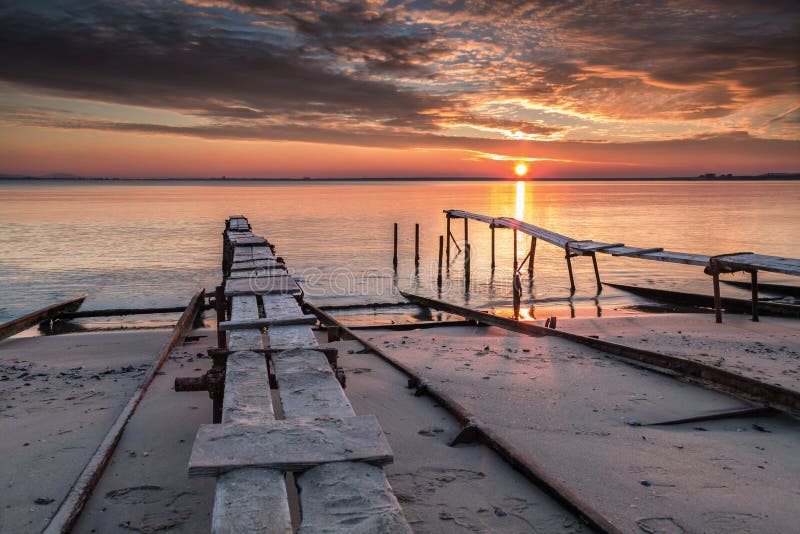 Inställningssol över fiskeläget royaltyfri fotografi Inställningssol över fiskeläget royaltyfri fotografi