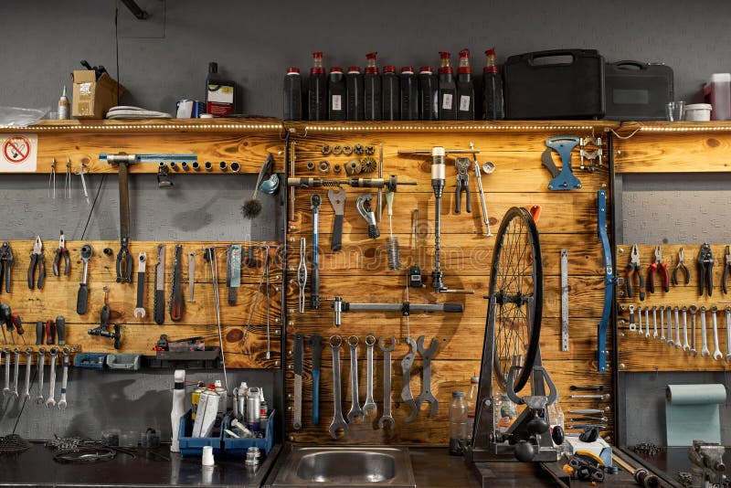 Intérieur Atelier De Vélo Avec Outils Et équipements Photo stock - Image du  disque, positionnement: 247985836