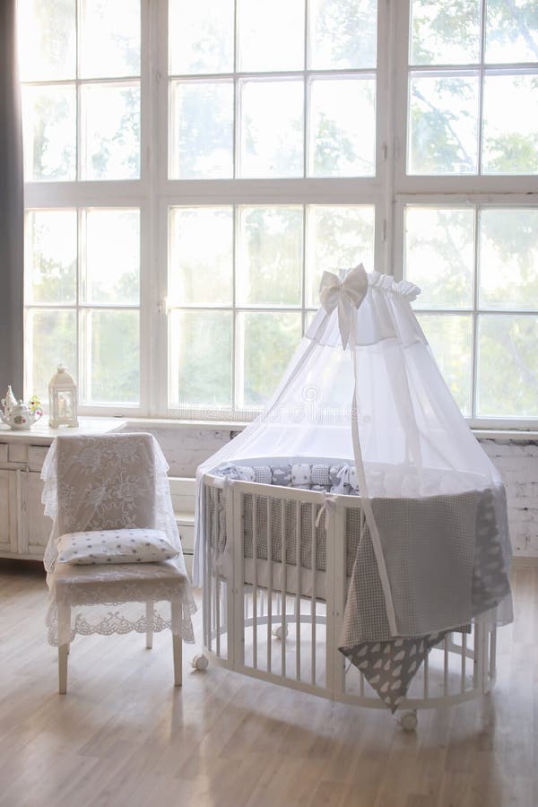 Interieur De La Salle Du S D Enfants Style De La Provence Berceau De Bebe Ovale Avec L Auvent Interieur De Lumiere Grande Image Stock Image Du Conception Bureau