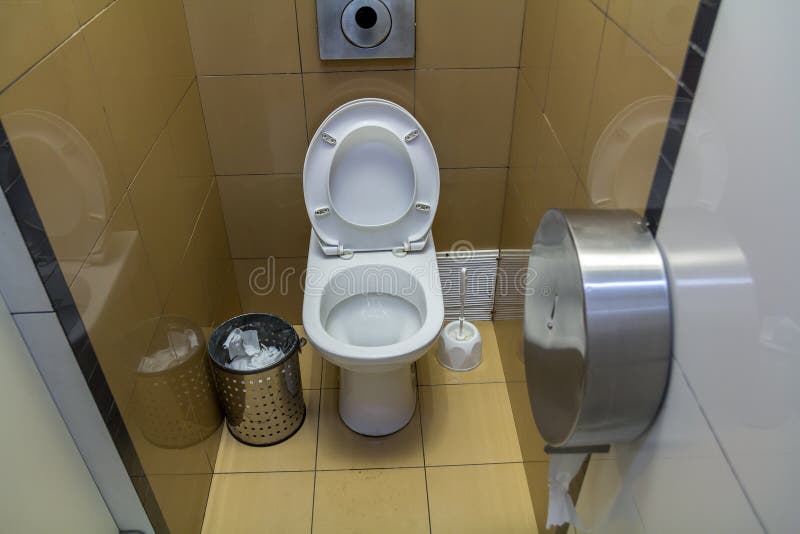 Intérieur De La Toilette Simple De Toilettes, Vue D'en Haut Siège En  Céramique De Toilettes En Céramique Blanches De Toilette Sur Photo stock -  Image du couvercle, intimité: 138534286