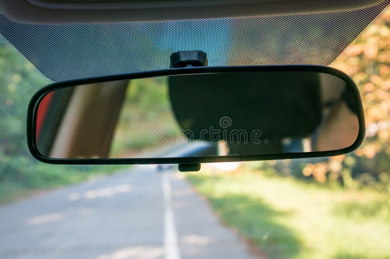 Intérieur De Voiture Avec Le Miroir Et Le Pare-brise De Vue Arrière Photo  stock - Image du sécurité, siège: 97927234