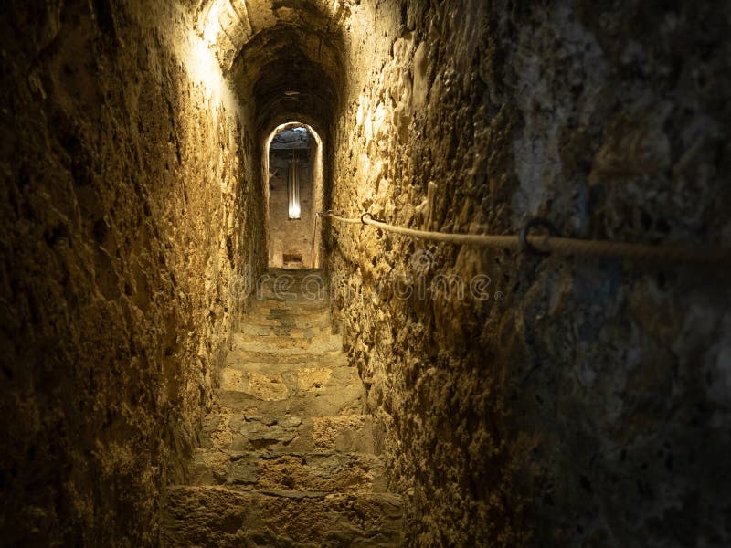 Intérieur Du Château De Son. Tunnel De Mur Secret. Image stock - Image du  architecture, torture: 246119193