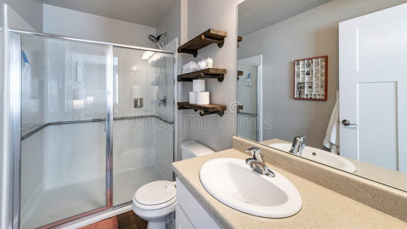 Intérieur Pano D'une Salle De Bain Complète Avec étagères Et