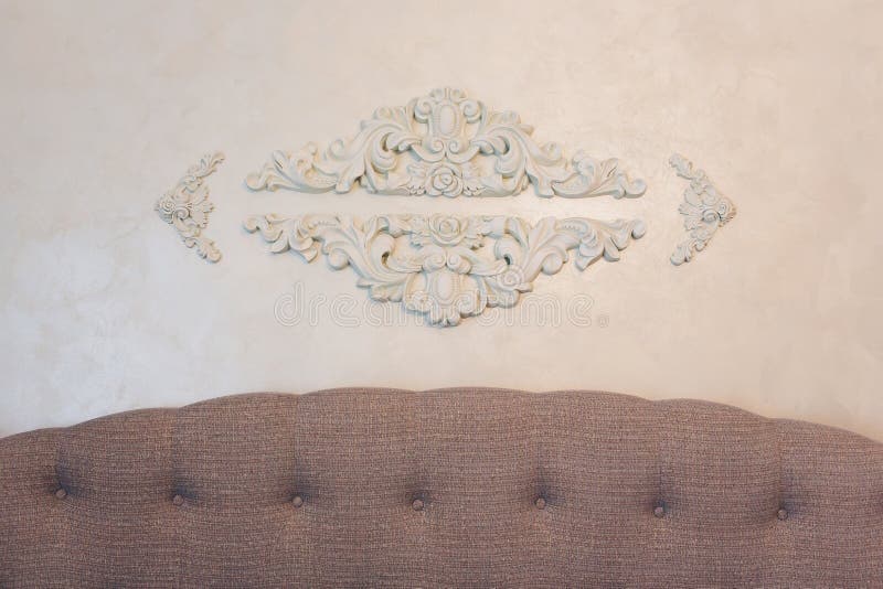 Int?rieur cher ?l?ments de stuc sur le mur de luxe l?ger Blanc model? ?l?ment de b?tis de gypse Style de Roccoco photographie stock libre de droits Int?rieur cher ?l?ments de stuc sur le mur de luxe l?ger Blanc model? ?l?ment de b?tis de gypse Style de Roccoco photographie stock libre de droits