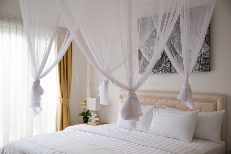 Int?rieur scandinave de Minimalistic avec le sofa de conception, plantes tropicales, table basse, signe d'amour photos libres de droits Int?rieur scandinave de Minimalistic avec le sofa de conception, plantes tropicales, table basse, signe d'amour photos libres de droits