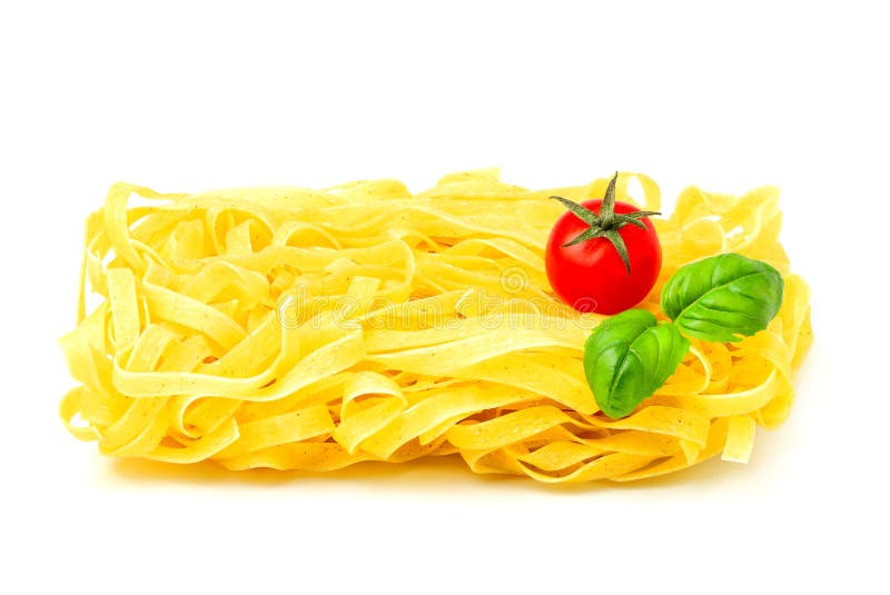 Inte kokt pasta med ny tomater och basilika arkivbild Inte kokt pasta med ny tomater och basilika arkivbild