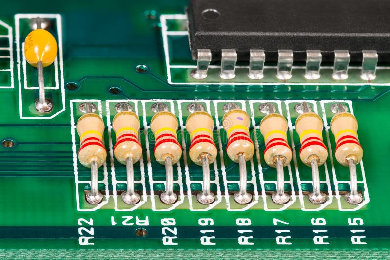 Integrierte Schaltung, Widerstände und Kondensator gelötet auf PWB