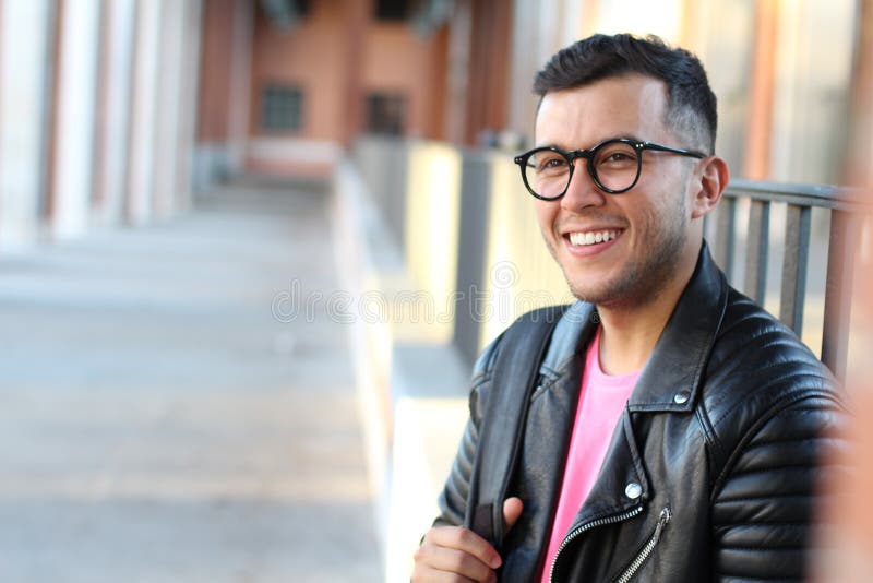 Intelectual moderno que dá uma volta em torno da cidade fotografia de stock Intelectual moderno que dá uma volta em torno da cidade fotografia de stock