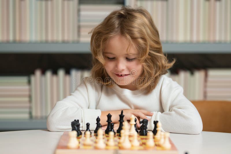Criança brincando de xadrez criança jogando jogo de tabuleiro pensamento  infantil brainstorming e ideia no jogo de xadrez escola de xadrez e  conceito de educação